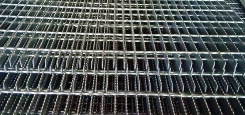 Keunggulan Steel Grating untuk Area Berminyak dan Licin